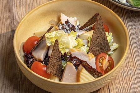 Салат с копченой курицей и гренками