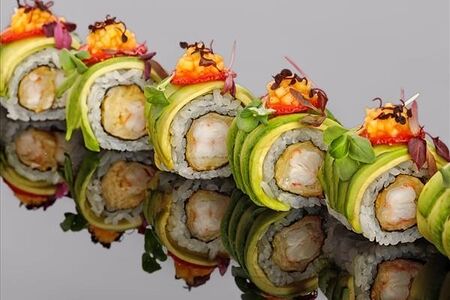 Ролл из креветки в темпуре, с сальсой из манго и клубникой