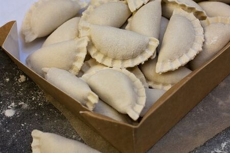 Полуфабрикат Вареники с яблоком и изюмом