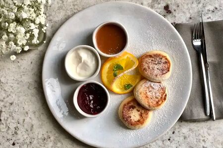 Сырники с творогом, соленой карамелью