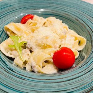 Фетучини с куриной грудкой и грибами в сливочном соусе