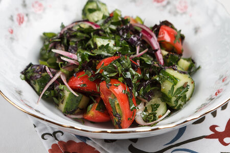 Овощной салат по-грузински с кахетинским маслом