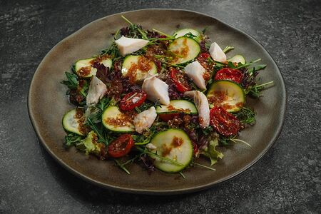 Зеленый салат, полувяленные томаты, кобио конфи 