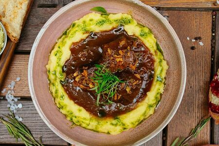 Телячьи щечки с картофельным пюре