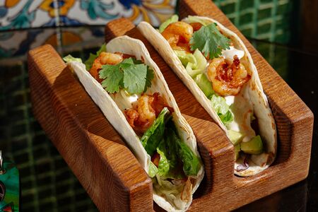 Такос с креветками, авокадо и сыром фета