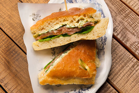 Сэндвич с лососем и соусом грибишь