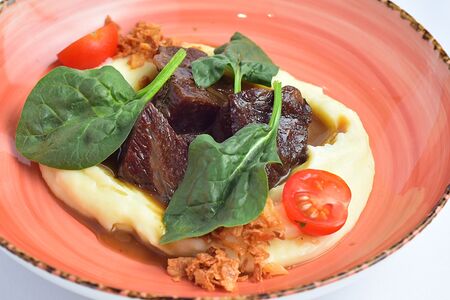 Говяжьи щечки с картофельным пюре