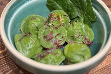 Шпинатные пельмени с говядиной