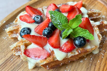 Творожная вафля с сезонными ягодами