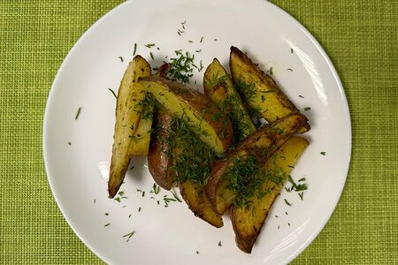 Картофель, запеченный с чесноком и зеленью