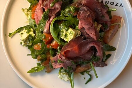 Салат с пастрами, брынзой, томатами