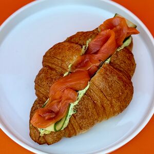 Круассан с лососем, свежим огурцом и зеленым кремчизом 