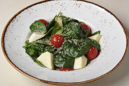 Салат со шпинатом и сыром 