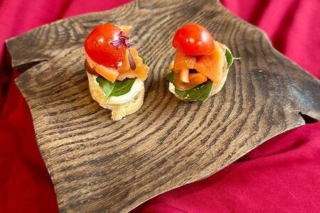 Брускетта с лососем