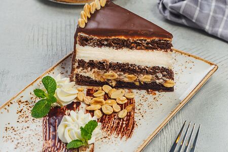 Торт Сникерс