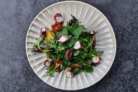 Салат с осьминогом и оливками 