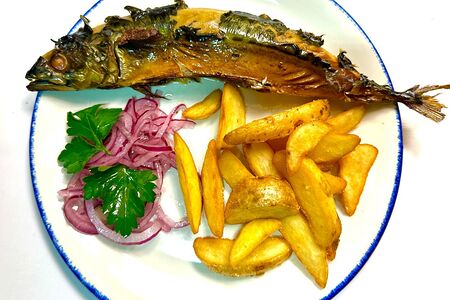 Скумбрия, копченная на дровах