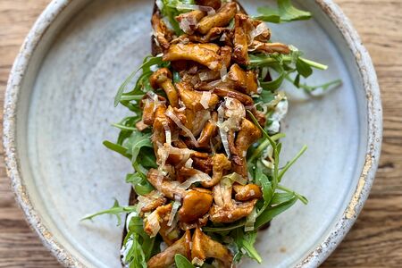 Тост с лисичками со страчателлой или рикоттой 