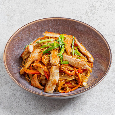 Wok курица с рисовой лапшой и тайским соусом