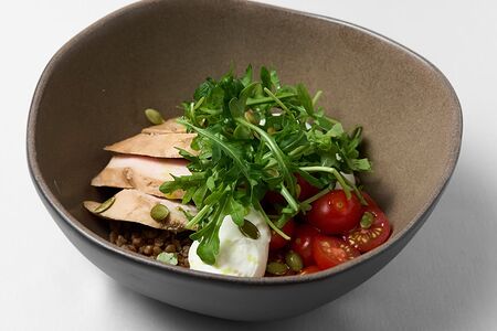 Боул с цыплёнком, гречкой и яйцом пашот