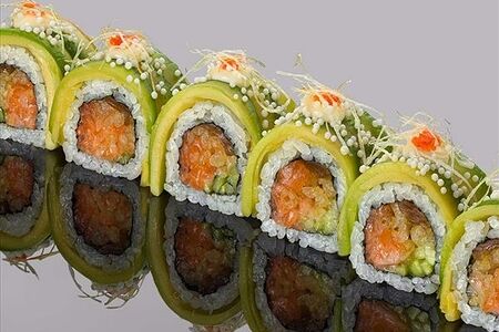 Ролл с тартаром из лосося, авокадо, овощами в остром соусе