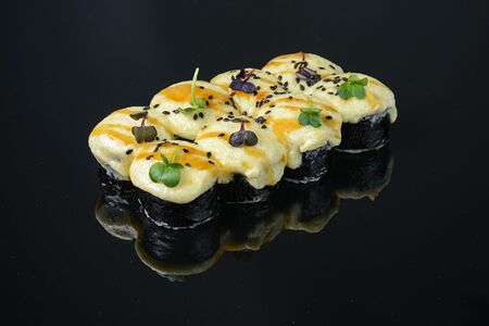 Печеный ролл с крабом под сырной шапкой и соусом унаги