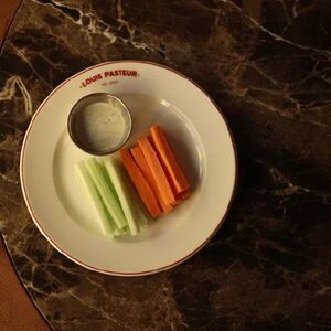 Морковь и сельдерей с соусом ранч