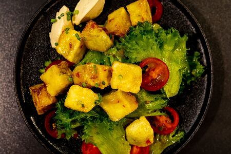 Салат с карамелизированными баклажанами и творожным кремом