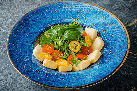 Микс-салат с жареным тофу