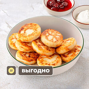 Большая порция сырников со сметаной и малиновым вареньем