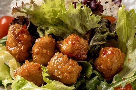 Салат с криспи-цыпленком в медово-горчичном соусе