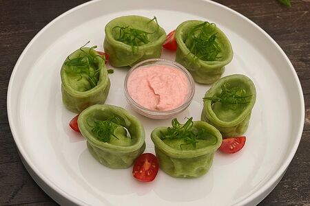 Зеленые пельмени с горбушей