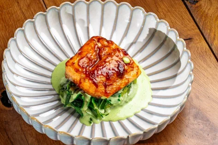 Лосось с картофельно-базиликовым пюре