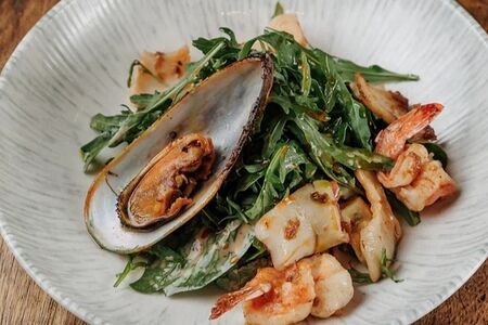 Тёплый салат с морепродуктами