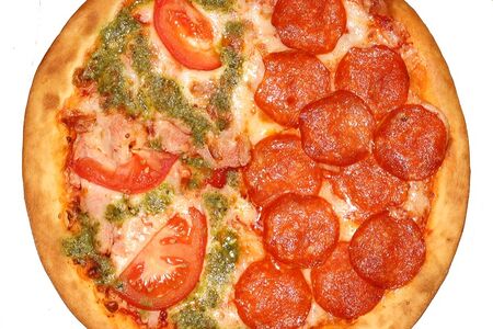 Пицца Пеперони-ветчина с соусом песто 2 вкуса средняя