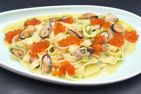 Тальятелли с мидиями и красной икрой