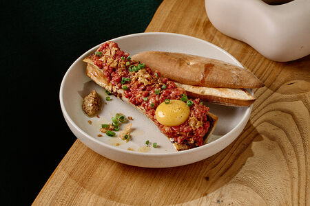 Тартар из телятины на мозговой косточке с копченным желтком