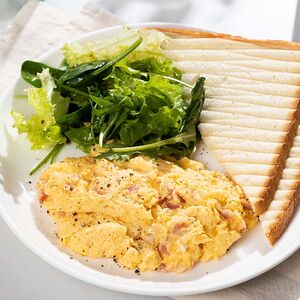 Խոզապուխտով և պանրով ձվածեղ