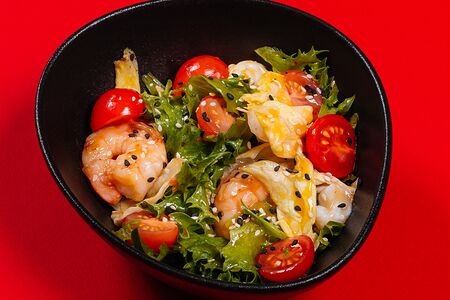 Салат с креветками в соусе манго-чили