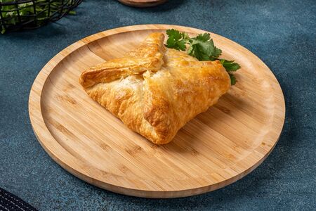 Хачапури из слоёного теста