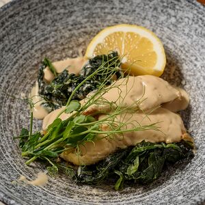 Судак на подушке из шпината