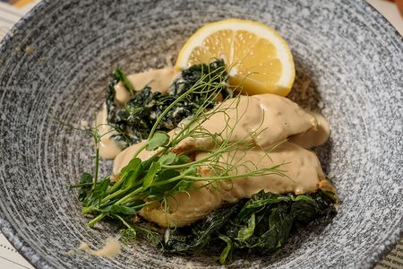 Судак на подушке из шпината