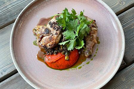 Половина цыпленка с салатом из киноа и кукурузы с соусом ромеско