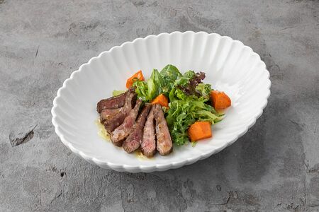 Салат с говядиной и печеным бататом в медово-горчичном соусе