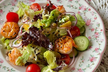 Салат с креветками и сегментом апельсина 