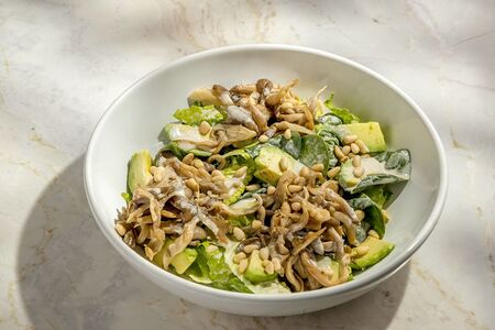 Зеленый салат с вешенками, авокадо и кедровыми орехами 