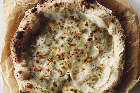 Пицца Груша-горгондзола