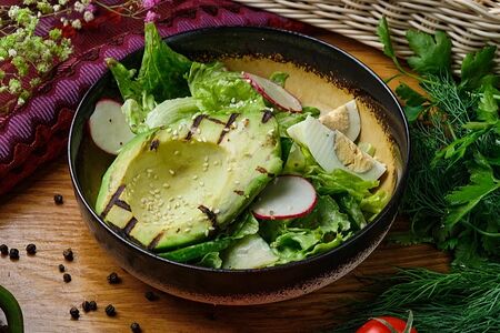 Салат Зеленый с авокадо гриль