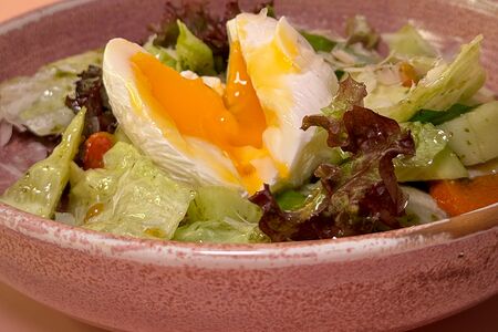 Зеленый салат со спаржей