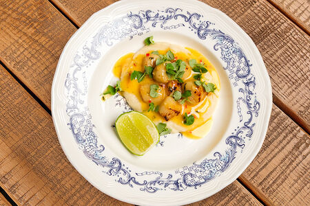 Курильский гребешок с кремом из сельдерея